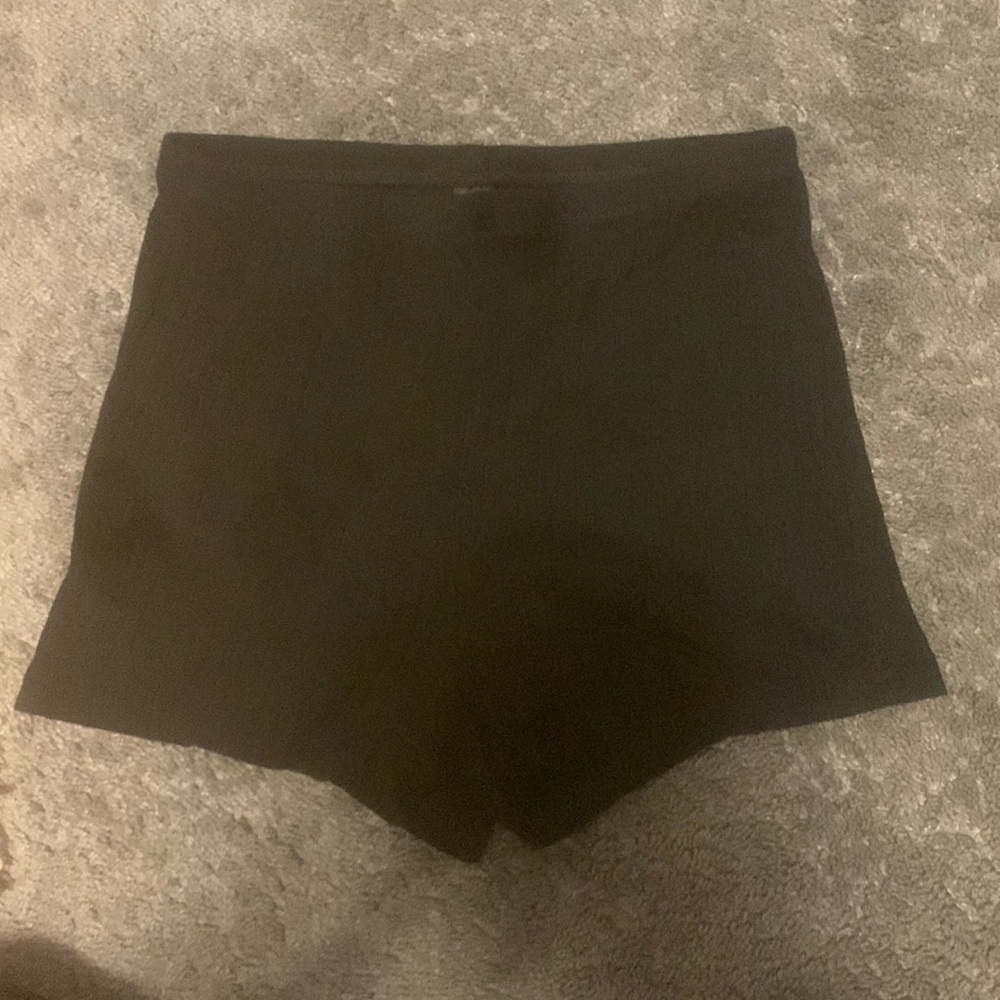 XS. High waisted black shorts